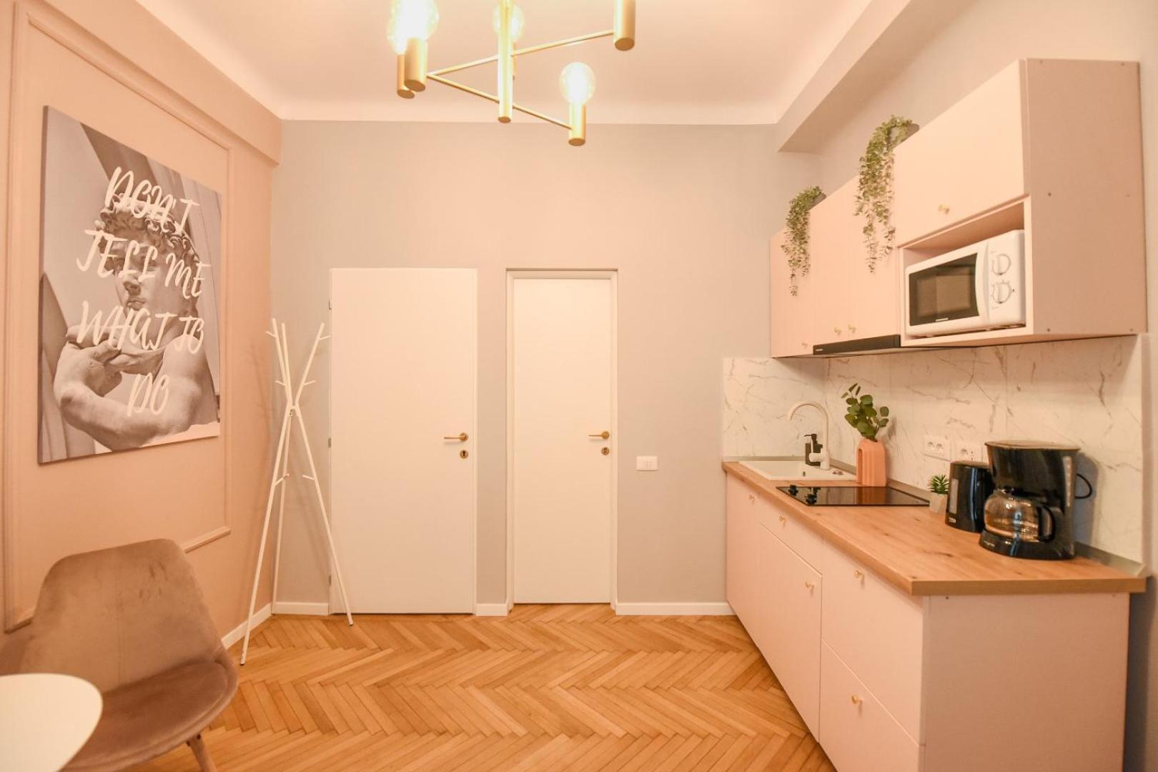 Modern Stay - Central Studios With Wall Projector Near Radisson Βουκουρέστι Δωμάτιο φωτογραφία