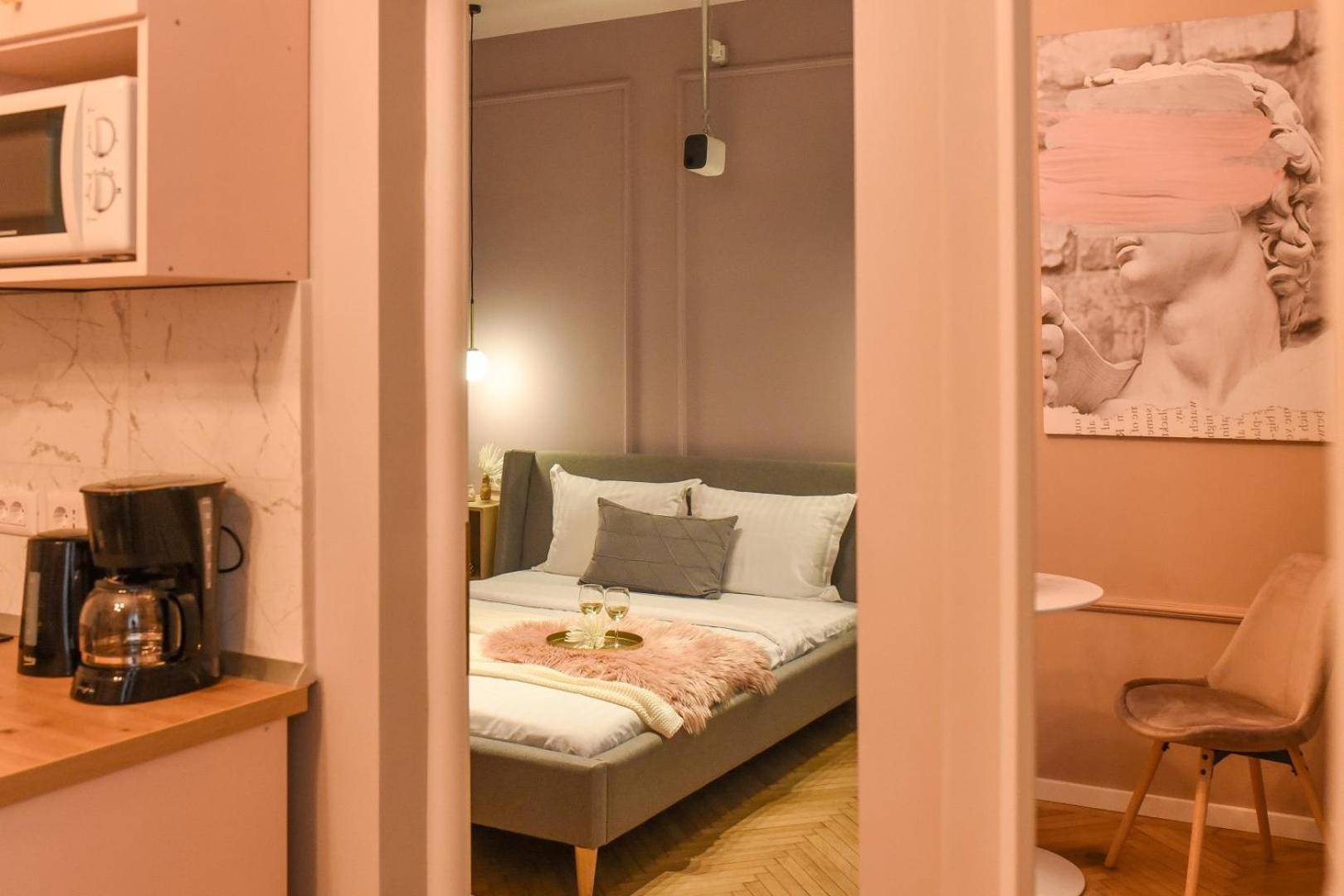 Modern Stay - Central Studios With Wall Projector Near Radisson Βουκουρέστι Δωμάτιο φωτογραφία